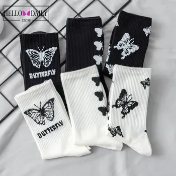 2023 Дизайнерски чорапи Butterfly Medium Tube Socks Пролет и лято Тънка мода Улична тенденция Черно и бяло подредени чорапи
