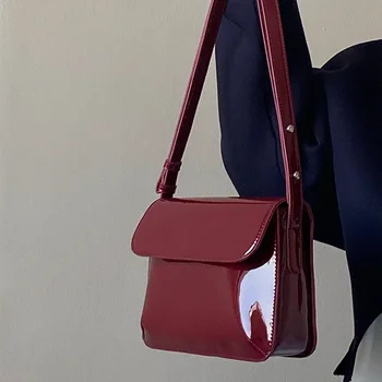 Ретро лачена кожена чанта за рамо за жени Луксозна клапа Crossbody чанта Плътен цвят чанта за подмишници Червен кръст чанти Дамска чанта